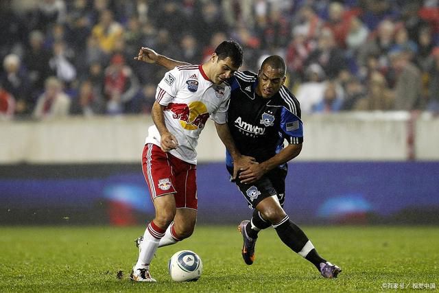 那一阶段不少韩国影人来华创作，甚至多有自我翻拍的模式为打开市场做铺垫。